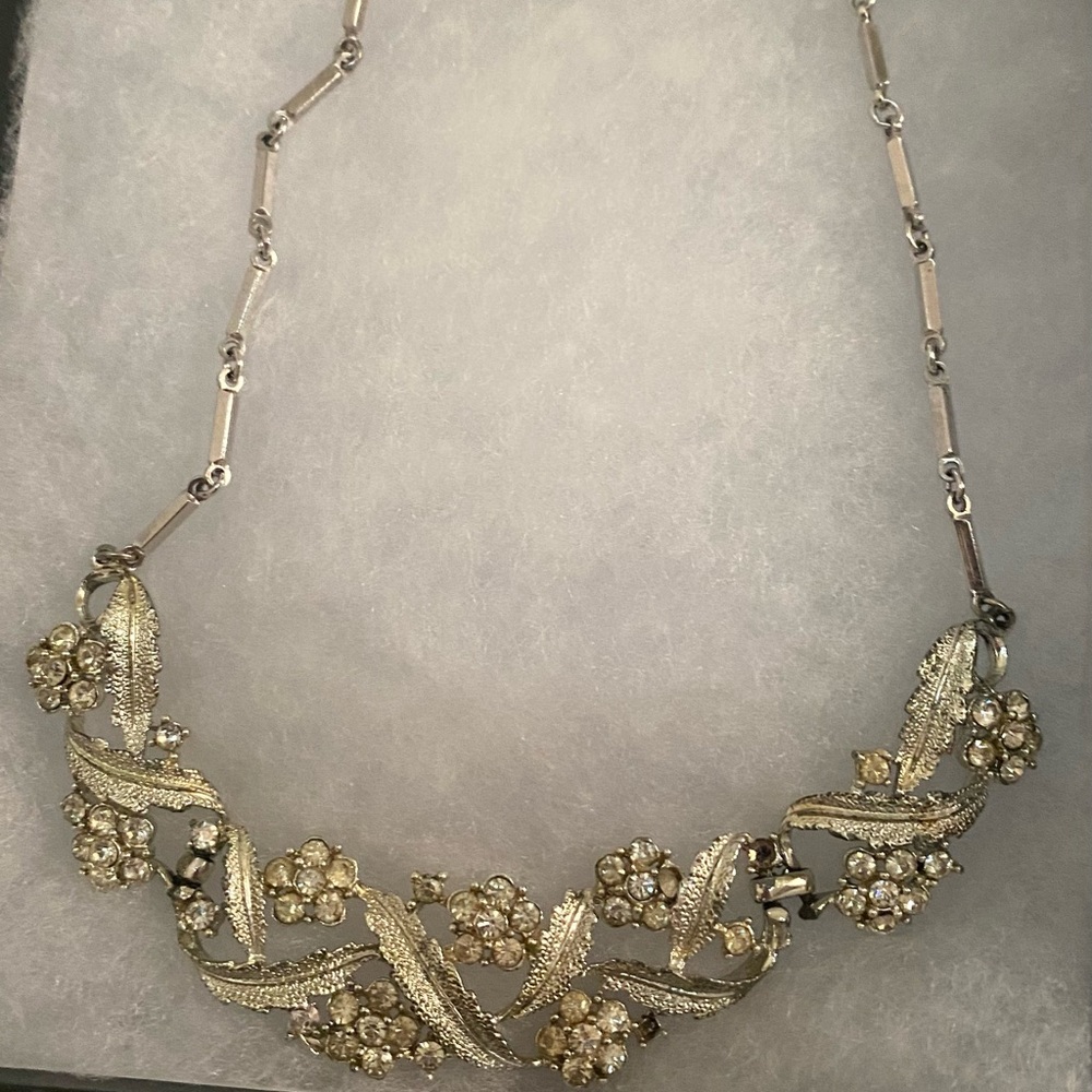 Vintage Elegant silver Floral Necklace